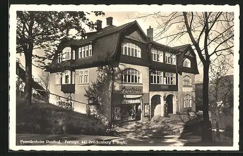 AK Brückenberg i. Rsgb., Hotel Posthof mit Geschäft Sporthaus