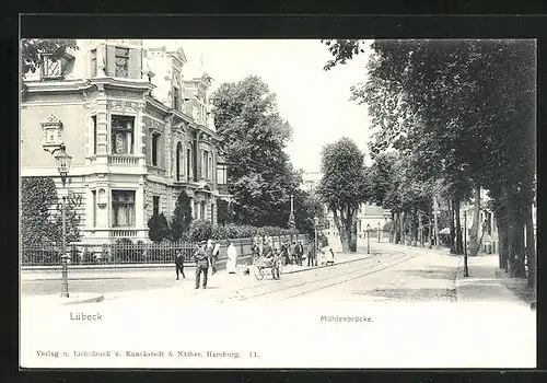 AK Lübeck, Strasse Mühlenbrücke mit Passanten