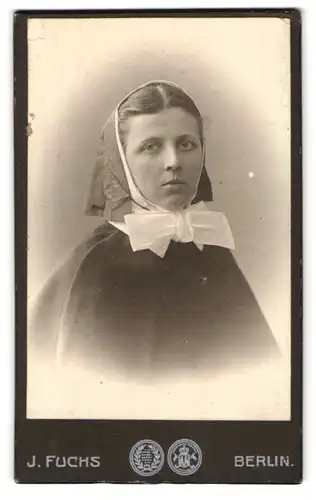 Fotografie J. Fuchs, Berlin, N. Friedrichstr. 108, Portrait Novizin - Ordensschwester mit Haube