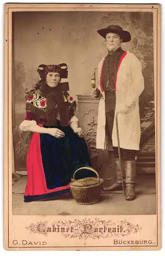 Fotografie G. David, Bückeburg, Paar in Tracht aus der Region Bückeburg, koloriert