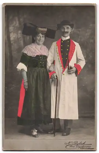 Fotografie N. Rybak, Bad Oeynhausen, Viktoriastr., Paar trägt regionale Tracht, koloriert