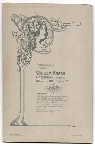 Fotografie Wilhelm Knarr, Rosenheim, Innstr. 42, Dame mit Schürze und Hut in regionaler Tracht