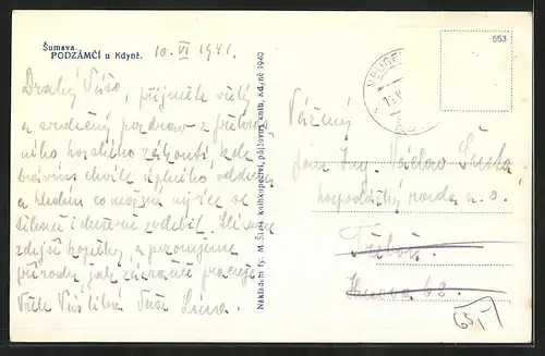 AK Podzámcí, Ortspartie mit bewaldetem Berg