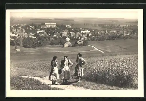 AK Domazlice, Panorama mit Frauengruppe auf Feldweg