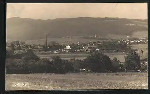 AK Nýrsko, Panorama mit Wohnhäusern und Fabrik