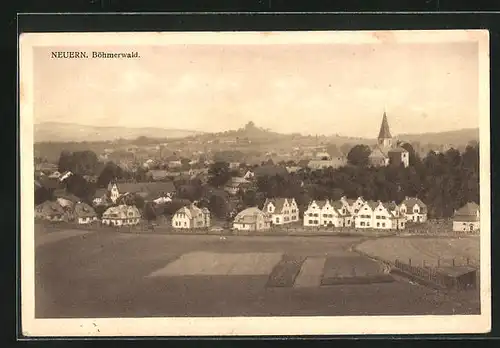 AK Neuern /Böhmerwald, Kirche und Wohnhäusern am Feld