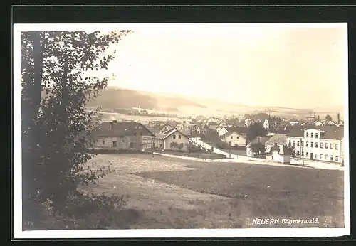 AK Neuern /Böhmerwald, Strassenpartie mit Wohnhäusern und Berg