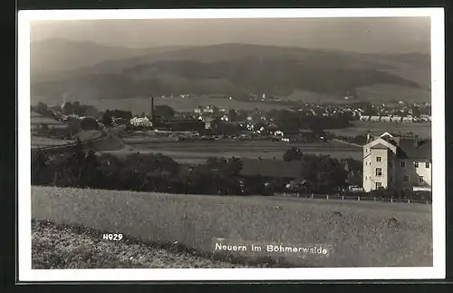 AK Neuern /Böhmerwald, Teilansicht mit Fabrik und Berglandschaft