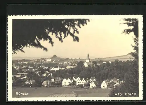 AK Nýrsko, Gesamtansicht mit Kirche aus dem Wald