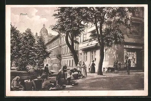 AK Plzen, Strassenpartie mit Geschäft