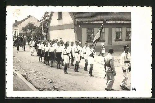 Foto-AK Veiprnice, Junge Männer und Frauen mit Fahne auf der Strasse