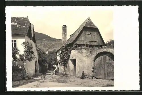 AK Ober-Arnsdorf, Ortspartie mit altem Wohnhaus und Torbogen