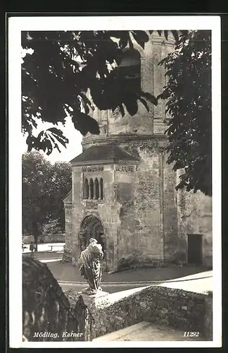 AK Mödling, Karner mit Statue