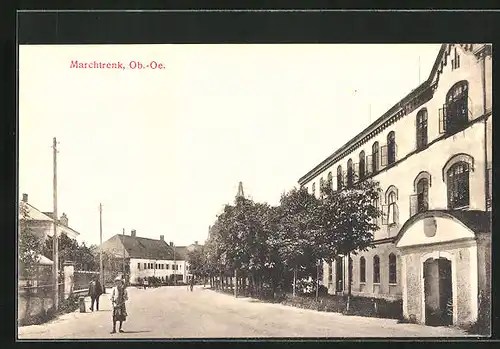 AK Marchtrenk, Strassenpartie vor grossem Gebäude