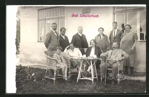 Foto-AK Bad Schallerbach, Gruppenfoto vorm Gasthaus