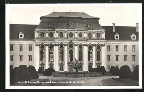 AK St. Florian, Stift St. Florian, Marmorsaal von aussen mit Stiftsbrunnen