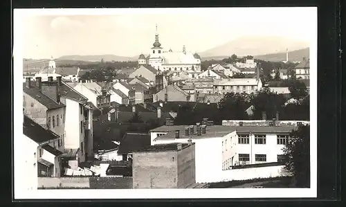 AK Holleschau /Holesov, Dächer der Stadt mit Kirche im Hintergrund