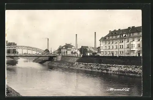 AK Kremsier /Kromeríz, Brücke mit Industriegebiet im Hintergrund