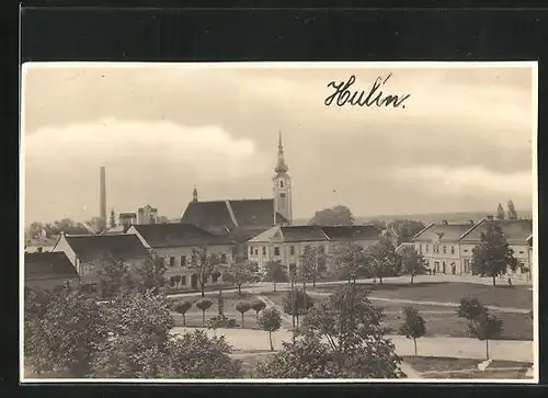 AK Hulín, Stadtpark mit Kirche im Hintergrund