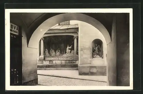 AK Valasské Mezirící, Blick durch Torbogen auf Skulpturen