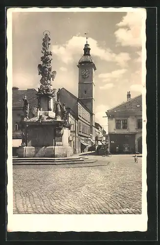 AK Ung. Hradisch, Strassenpartie mit Geschäften und Denkmal