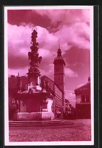 AK Uh. Hradiste, Strassenpartie mit Geschäften und Denkmal