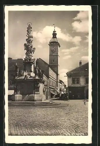 AK Uh. Hradiste, Strassenpartie mit Geschäften und Denkmal