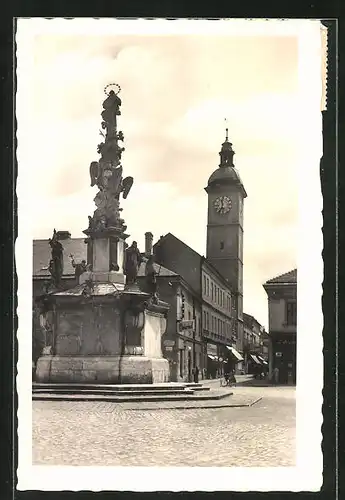 AK Ungarisch Hradisch, Strassenpartie mit Geschäften und Denkmal