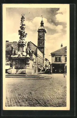 AK Uh. Hradiste, Strassenpartie mit Geschäften und Denkmal