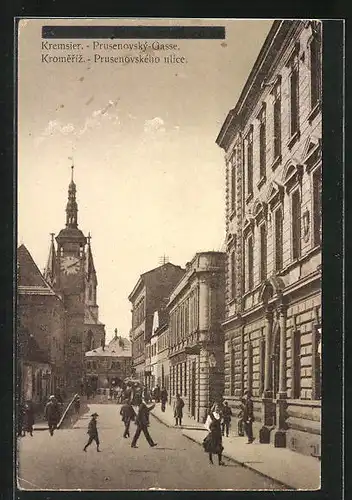 AK Kremsier, Strasse Prusenovsky-Gasse mit Passanten