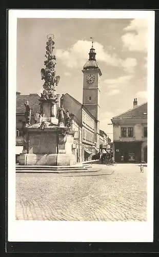 AK Uh. Hradiste, Strassenpartie mit Geschäften und Denkmal
