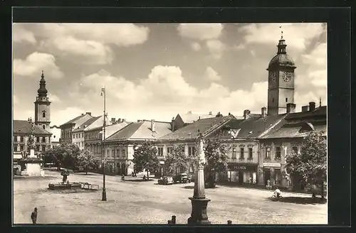 AK Uherske Hradiste, Strassenpartie mit Geschäften, Denkmal und Brunnen