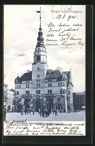 AK Troppau, Fussgänger auf Marktplatz vor Schmetterhaus