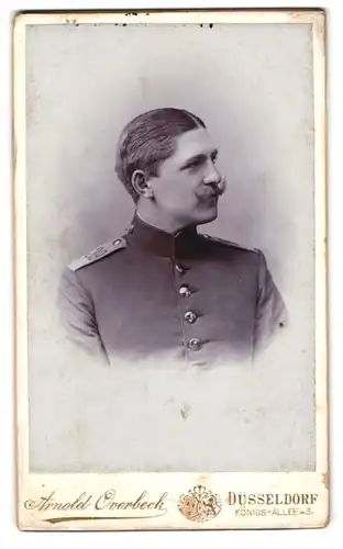 Fotografie Arnold Overbeck, Düsseldorf, Königs-Allee 43, Soldat mit pomadisiertem Haar, Inf. Rgt. 39