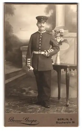 Fotografie Bruno Grupe, Berlin, Blücherstrasse 56, Soldat mit Portepee, K. F. G. Gren. Rgt. 2