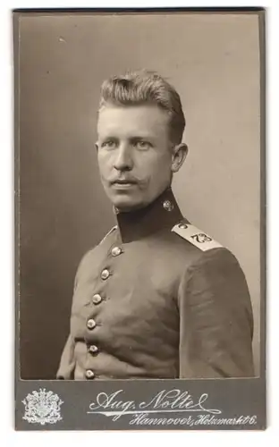 Fotografie Aug. Nolte, Hannover, Holzmarkt 6, Schnauzbärtiger Soldat des Inf. Rgt. 73