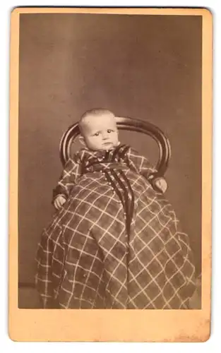 Fotografie Ferd. Grosser, Bernstadt, Portrait Kleinkind im karierten Kleid auf einem Stuhl