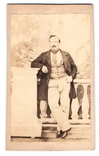 Fotografie unbekannter Fotograf und Ort, Portrait beleibter Herr im Anzug mit Weste und Moustache
