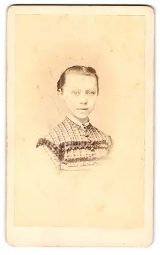 Fotografie C. F. Beddies & Sohn, Braunschweig, Portrait süsses junges Mädchen im karierten Kleid mit Brosche
