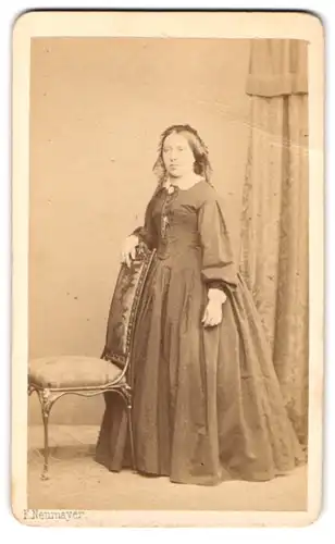 Fotografie Franz Neumayer, München, Portrait junge Dame im Biedermeierkleid mit Kette und Brosche