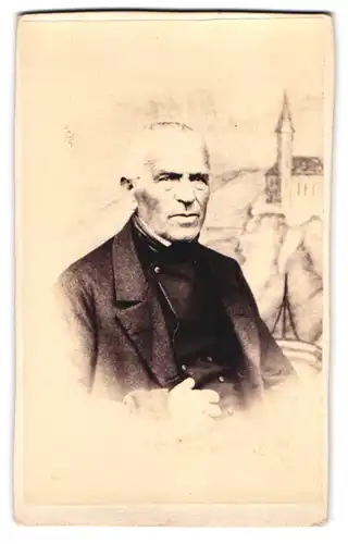 Fotografie unbekannter Fotograf und Ort, Portrait Joseph Daber im Anzug mit 73 Jahren, 1864