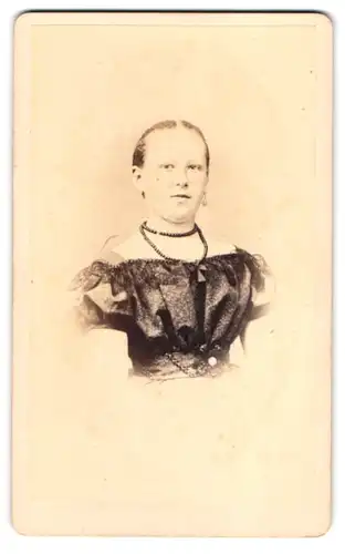 Fotografie unbekannter Fotograf und Ort, Portrait junge Frau im schulterfreien Kleid mit Perlenkette