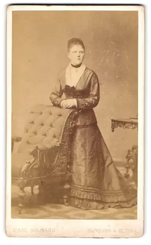 Fotografie Carl Siemsen, Hamburg, Portrait junge Dame im seidenen Biedermeierkleid mit Hochsteckfrisur