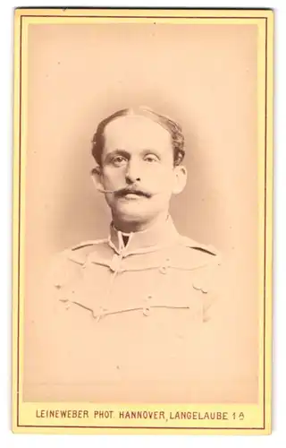 Fotografie Leineweber, Hannover, Langelaube 1a, Portrait Husar in Uniform mit Zwirbelbart