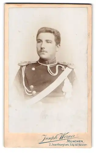 Fotografie Joseph Werner, München, Portrait Chevaulegers in Uniform mit Schützenschnur und Epauletten