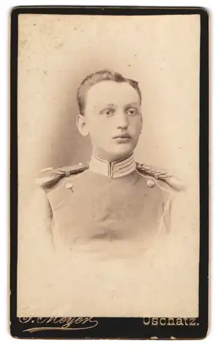 Fotografie Gustav Meyer, Oschatz, Portrait junger Ulan in Garde Uniform mit Epauletten
