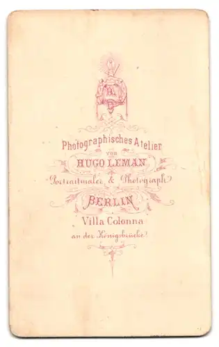 Fotografie Hugo Leman, Berlin, Portrait niedliches Mädchen im Kleidchen mit Perlenkette