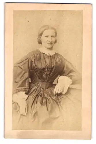 Fotografie unbekannter Fotograf und Ort, Portrait Dame im taillierten Biedermeierkleid mit Spitzenkragen