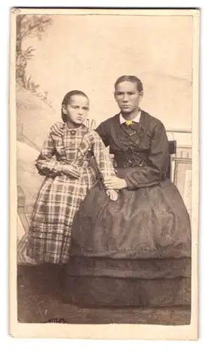 Fotografie unbekannter Fotograf und Ort, Portrait Mutter im Biedermeierkleid mit ihrer Tochter im karierten Kleid