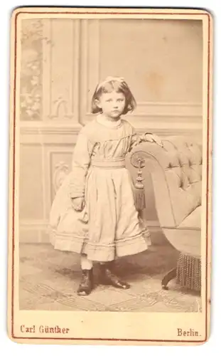 Fotografie Carl Günther, Berlin, Portrait niedliches Mädchen im hellen Kleid mit Haarschleife